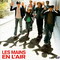 LES MAINS EN L'AIR